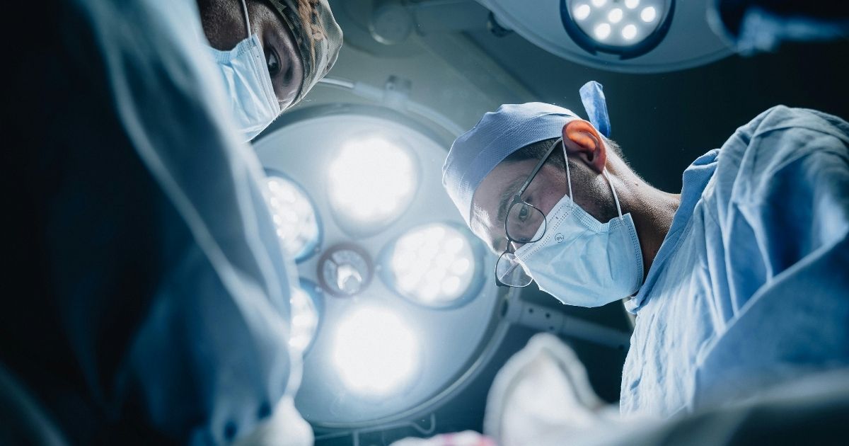 Nije tako retko u kliničkoj praksi da se susretne ushodni tromboflevitis glavne površne vene noge,  kada se tromb  može prošititi preko ušća glavne vene i u duboku venu noge. Tada je rizik od plućne embolije velik.  U tim situacijama ako vaskularni hirurg (dopler neophodan) konstatuje tu mogućnost , hitno se mora uraditi operacija ( Crossectomia) gde se glavna površna vena podvezuje neposredno pre ulivanja u duboku venu. Operacija se izvodi u loklanoj anesteziji najčešće  i direkno sprečava nastanak tromba i razvoj plućne embolije.